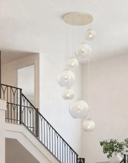 Valgete õmmarguste kuplitega rippvalgusti trepi kohal rippumas