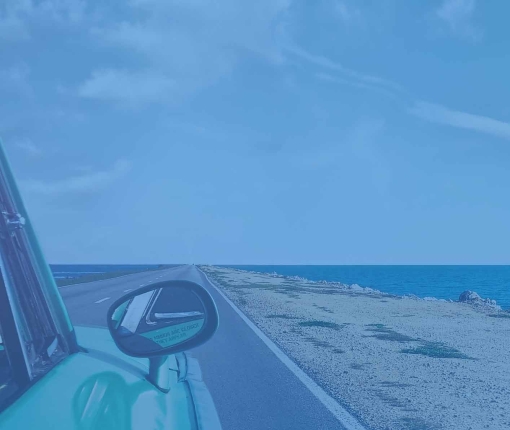 Auto sõitmas mööda mereäärt