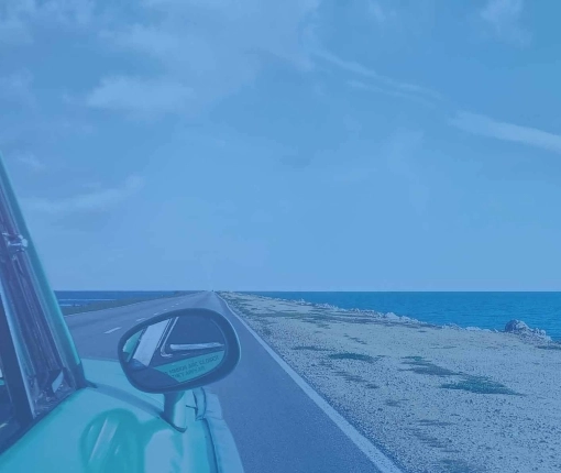 Auto sõitmas mööda mereäärt