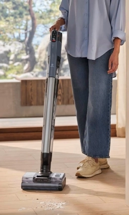 Naine varstolmuimejaga koristamas