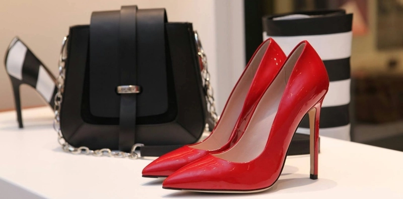 Punase kontsakingad ja must käekott  valgel laual