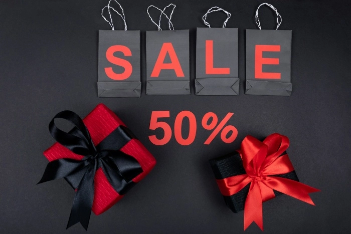 Kingpakid ning kiri Sale 50% mustal taustal