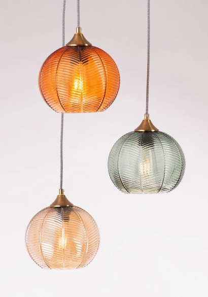 Kolm rippuvat klaasist lambikuplit