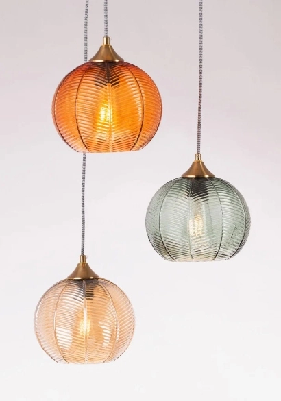 Kolm rippuvat klaasist lambikuplit