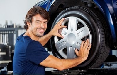 Mees paigaldamas autorehvi