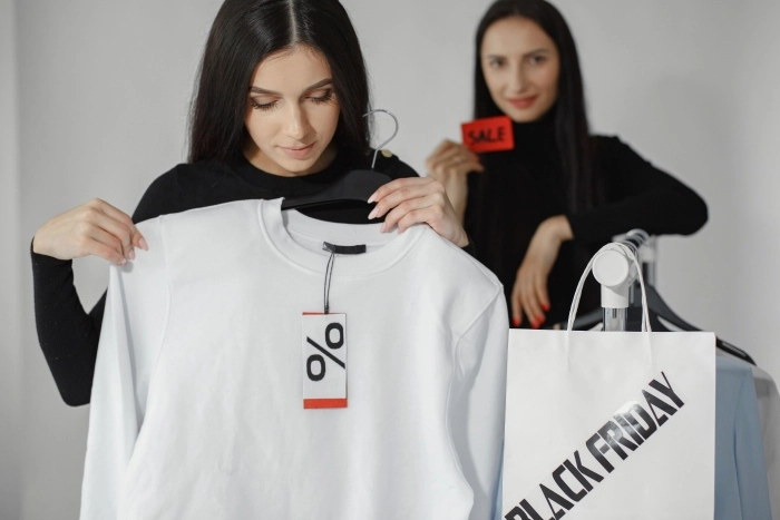 Kaks naist ostlemas allahindluste ajal