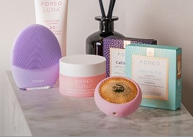 Erinevad näohooldustooted marmormustriga laual