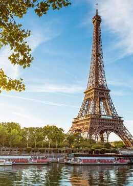 Eiffeli torn helesinise taeva taustal