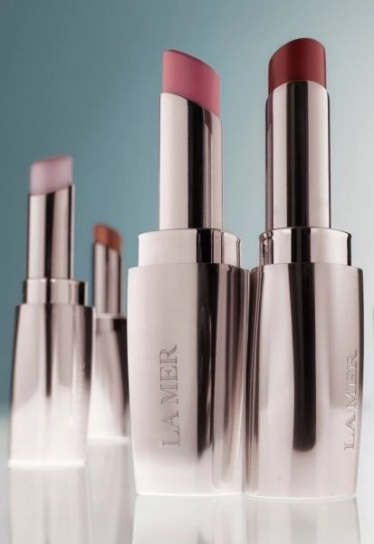 Neli punast huulepulka sinakashallil taustal