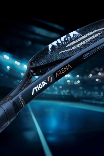 Sinine tennisereket siniste tulede taustal