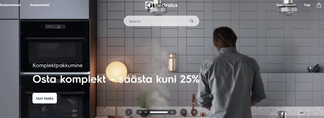 Mees köögis, aurava pliidi ees