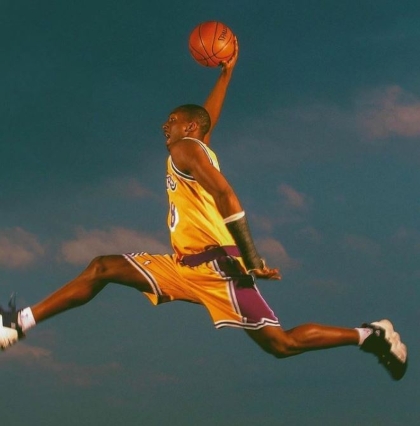 Kollases korvpallivormis mees viskamas lennult korvpalli