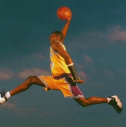 Kollases korvpallivormis mees viskamas lennult korvpalli