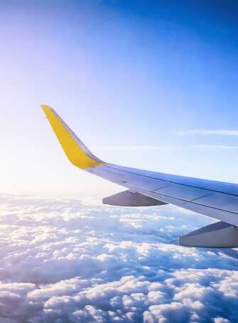 Lennuki tiib pilvede kohal