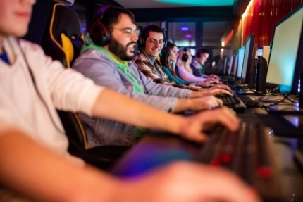 Arvutimängurid istumas reas kuvarite ees