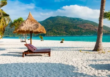 kaks lamamistooli päikeselisel liivarannal