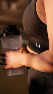 Myprotein riided ja proteiin naise seljas