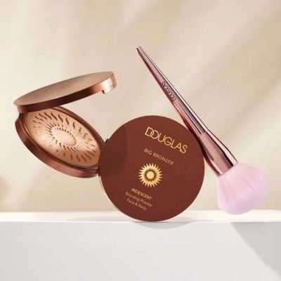 Lahtine puudritoos, kinnine puudritoos ning puudripintsel beezil taustal