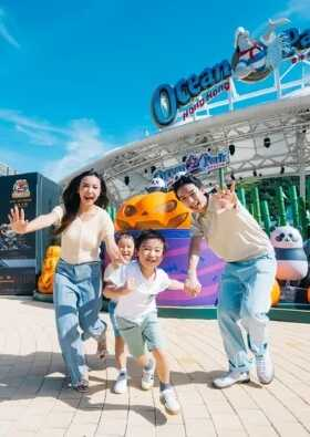 Rõõmus perekond lõbustuspargi taustal