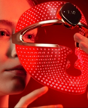 Naine punast näomaski ette panemas