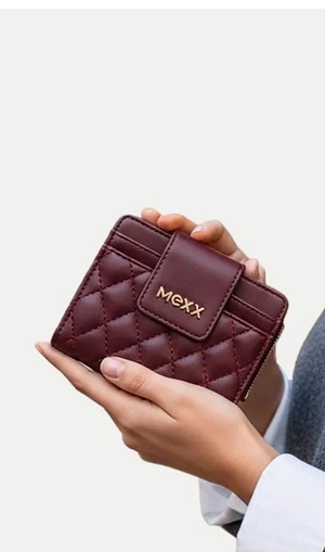 Käed hoidmas purpurpunast rahakotti