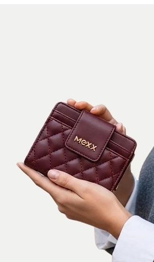 Käed hoidmas purpurpunast rahakotti